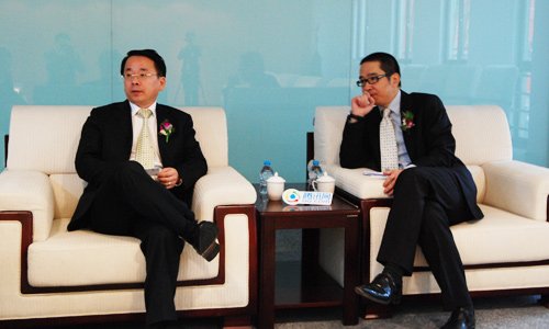 微软（中国）教育培训与认证事业部总经理唐毅先生（右）与安博职业教育集团总裁黄贵洲先生（左）接受腾讯网专访