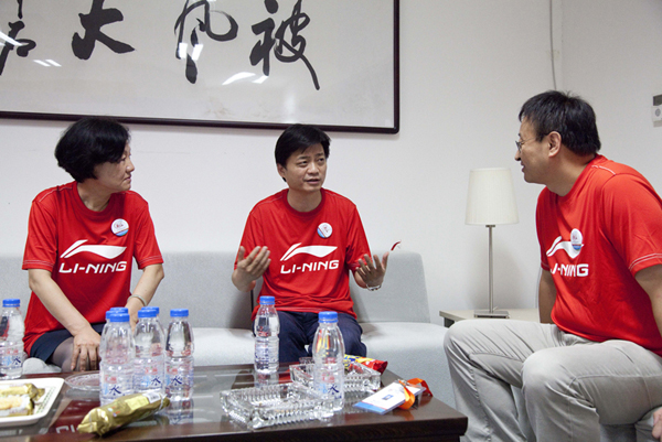 包华影院长（左一）、黄钢副总裁（右一）与崔永元（中）交谈