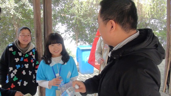 王小玲同学正在推销她的矿泉水
