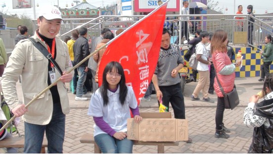 重庆工商大学一名参赛选手卖饮料挣钱
