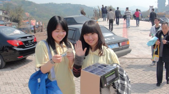 重庆邮电大学两名参赛选手卖玩具挣钱