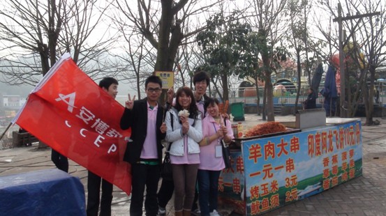 重庆邮电大学的同学们卖羊肉串挣钱