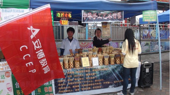 同学们卖竹筷挣钱