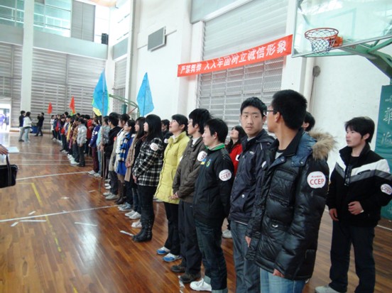 选手集合在重庆邮电大学风雨篮球场